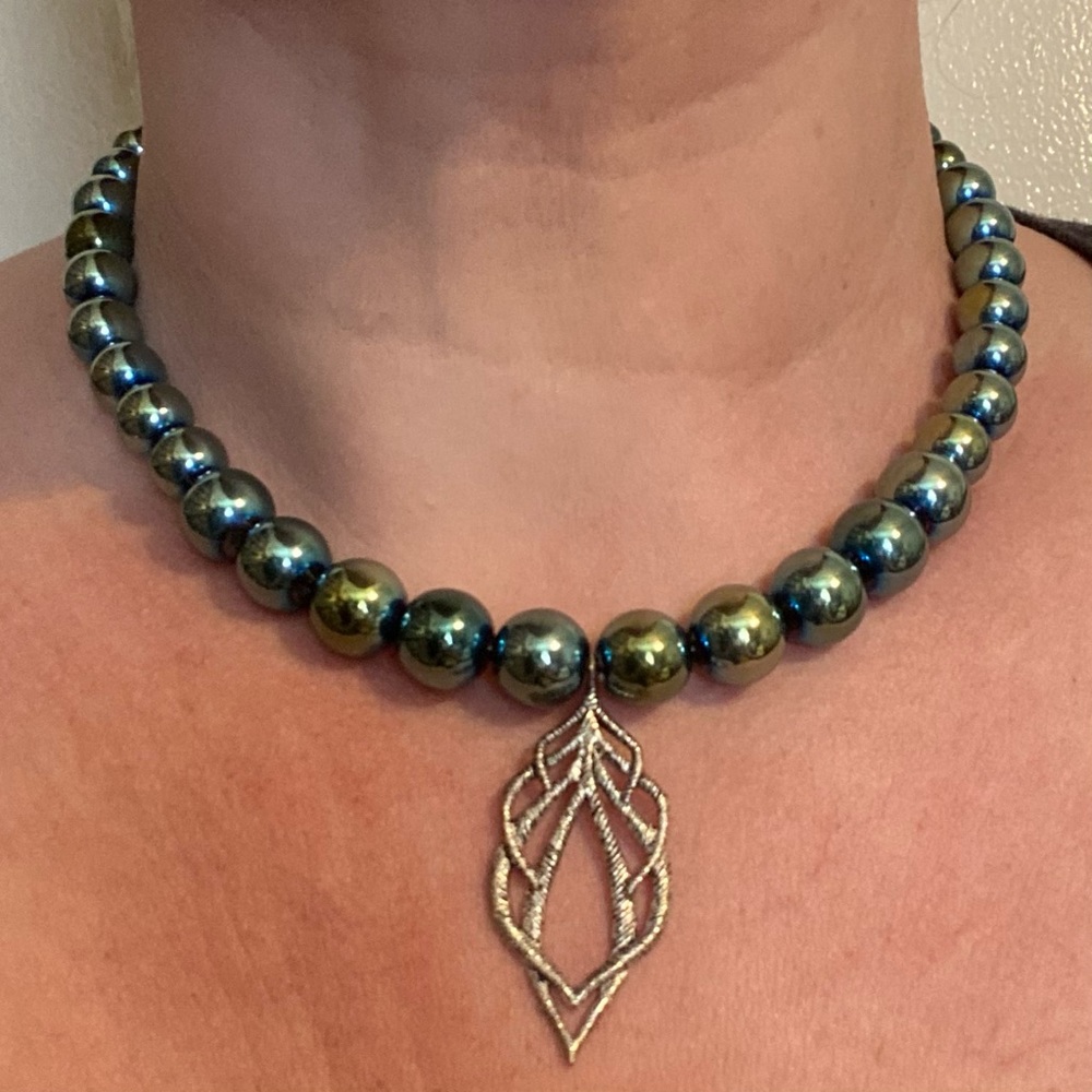 Iridescent Green Glass Graduated Glass Bead Choker - Picture 3 of 5
